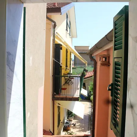 House With One Bedroom In With Wonderful Sea View 5 Km From The Beach Дом отдыха Специя